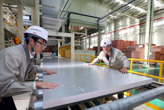 LG하우시스 직원이 충북 옥산공장에서 '내화 PF방화띠'에 사용되는 PF소재 생산라인을 둘러보고 있다.  LG하우시스 제공